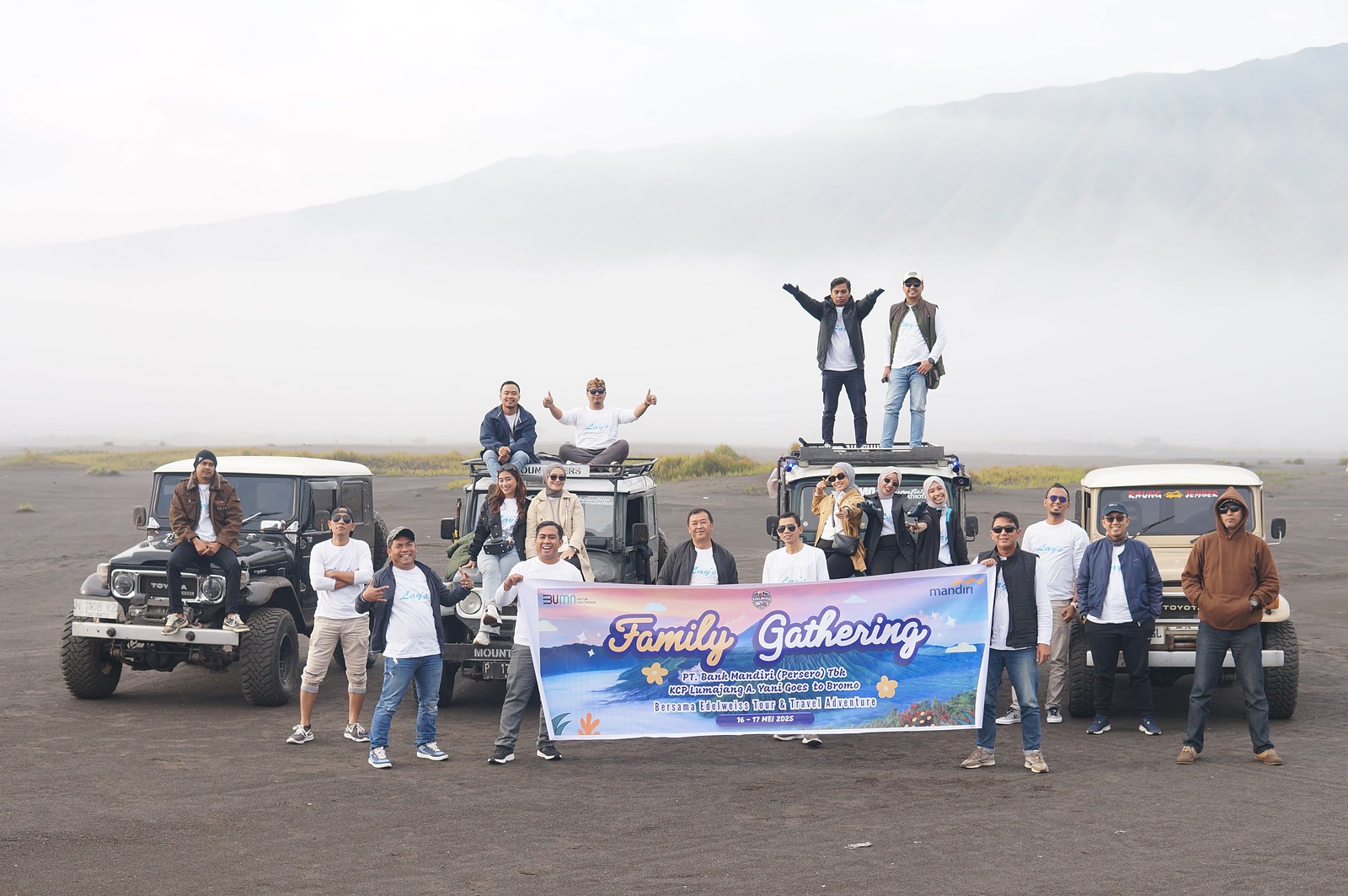 Panduan Lengkap Menyaksikan Golden Sunrise di Bromo: Rute Jeep, Spot Terbaik, dan Waktu Kunjungan