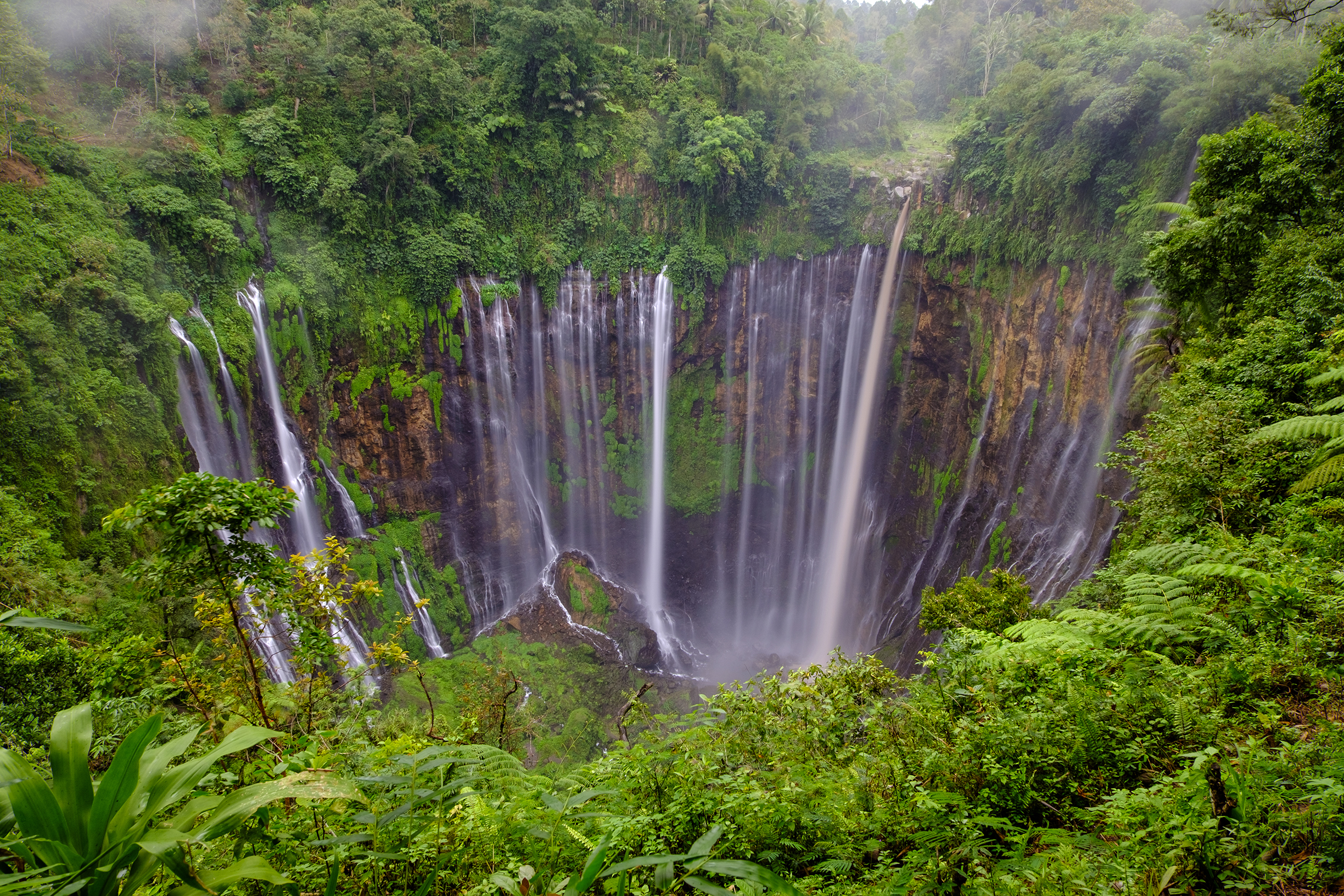 Menjelajahi Air Terjun Tumpak Sewu dan Panorama Kapas Biru: Permata Tersembunyi Pronojiwo